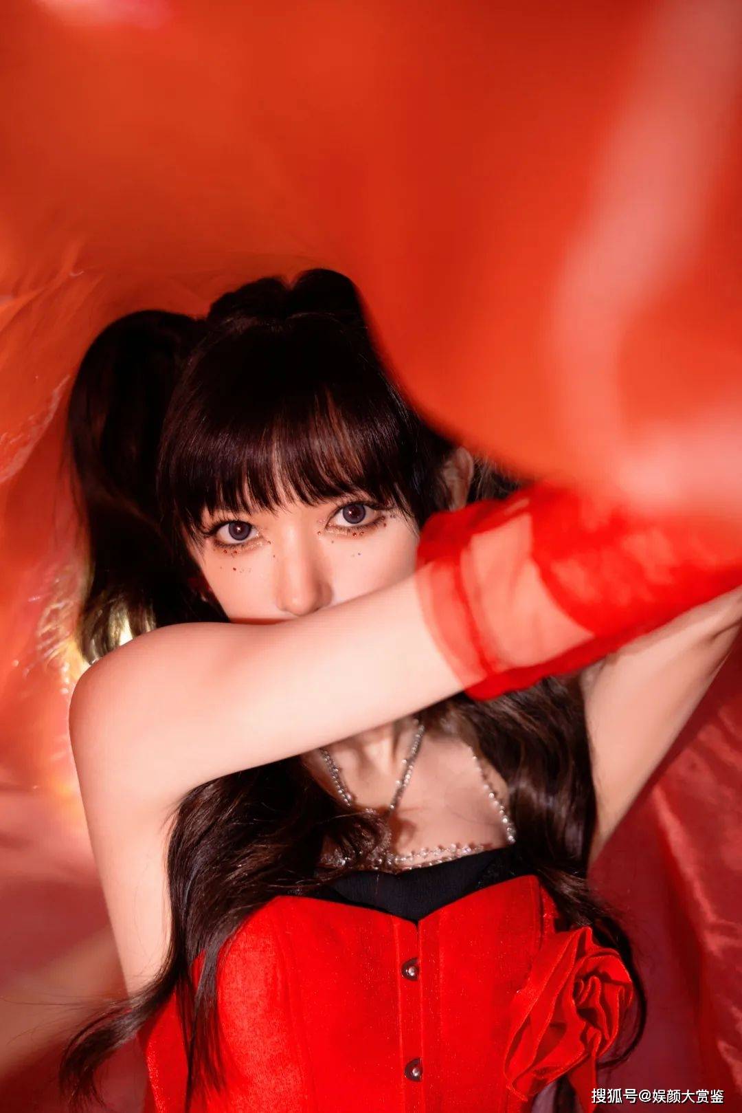 程潇跨年晚会魅力造型,黑红玫瑰抹胸裙,舞台上的烈焰玫瑰!