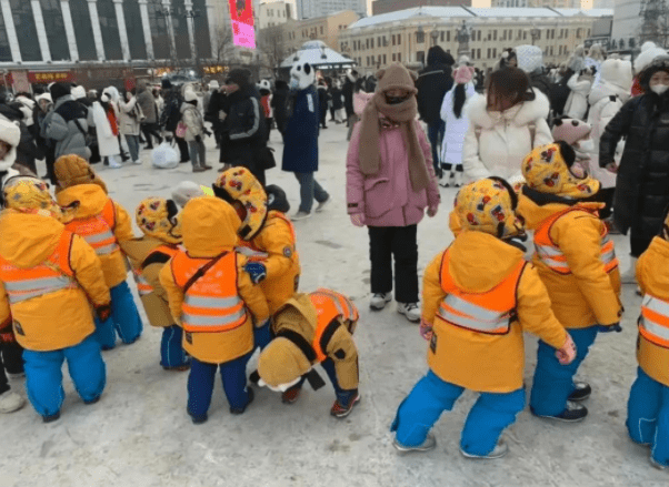 人造月亮,热气球以及打铁花等等,还有冰雪大世界里各式各样的冰雕,也