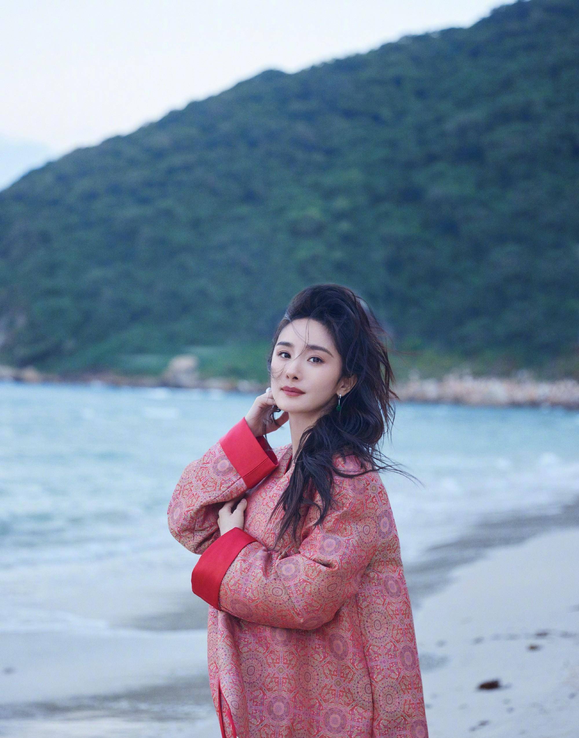 杨幂的浪漫海边风格,粉色连衣裙给她如梦如幻的浪漫体验_魅力_阳光