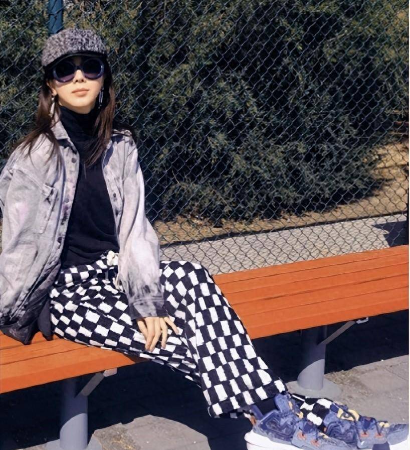 李思思穿修身t恤配牛仔裤,虽打扮朴素却仍美的离谱_时尚_风格_服装