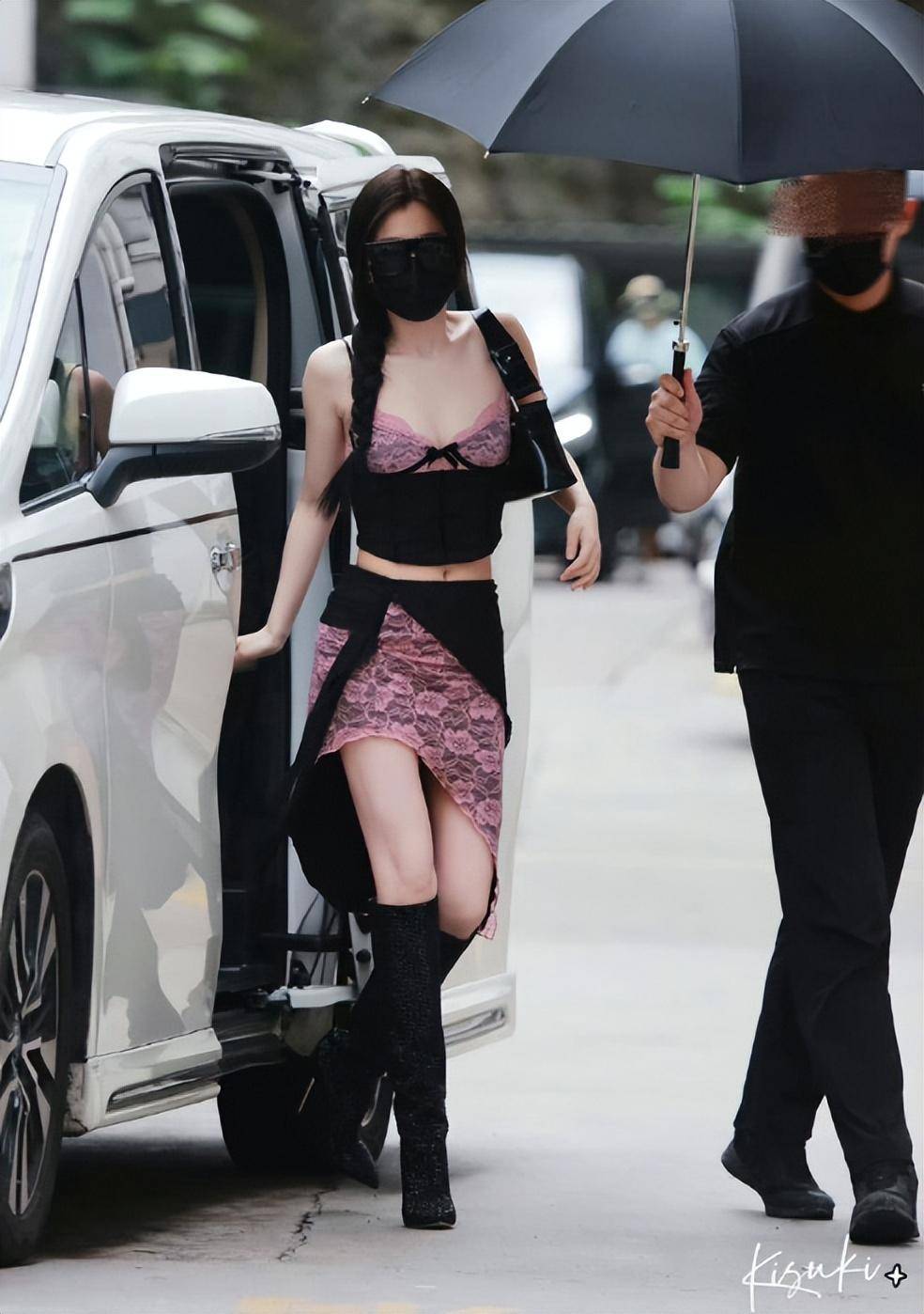 虞书欣内衣外穿超火辣 黑丝内衣包裹住酥胸太大胆 够潮流还是太低俗