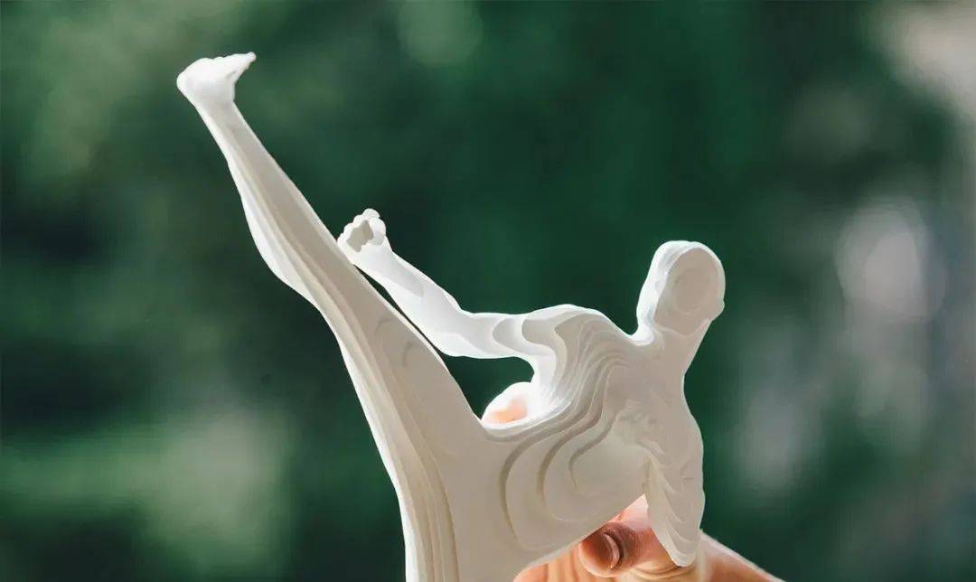 小央宝国际艺术:一百多张纸层层堆叠成立体纸雕