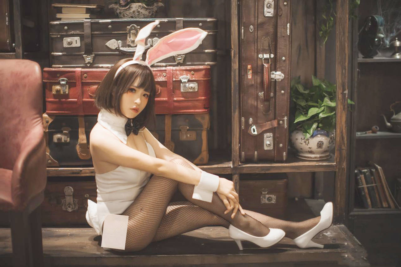 而且相对来说这种露腰露腿露胸的尺度还是比较小一些,那些穿着胶衣