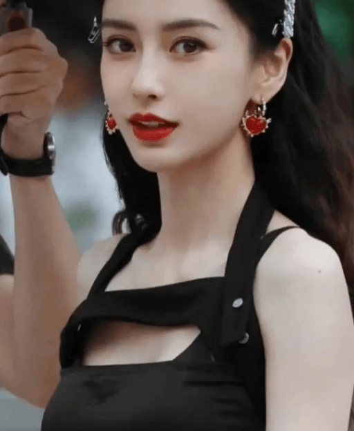 杨颖又出新大招:转战海外,登某杂志封面,五官妆容令人咋舌!