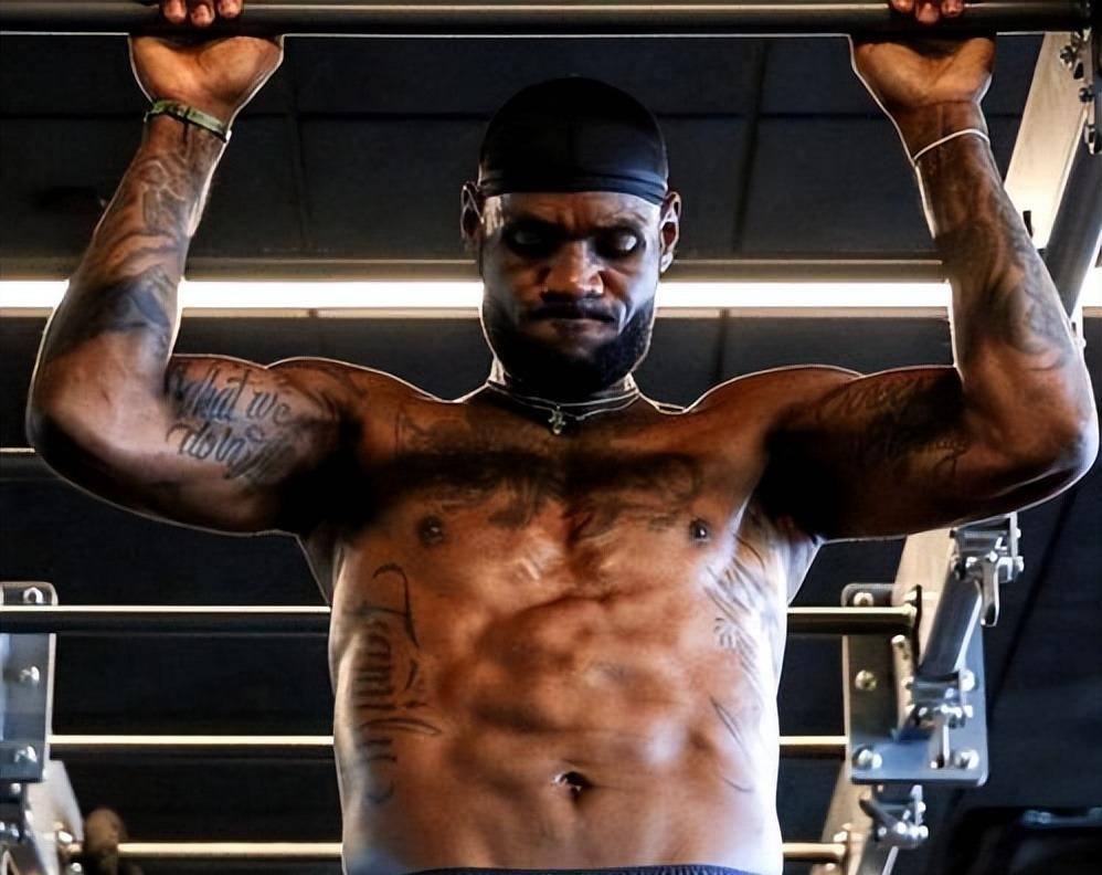 詹姆斯肌肉是nba天花板级别的,但为什么他的身材肌和腹肌不明显呢