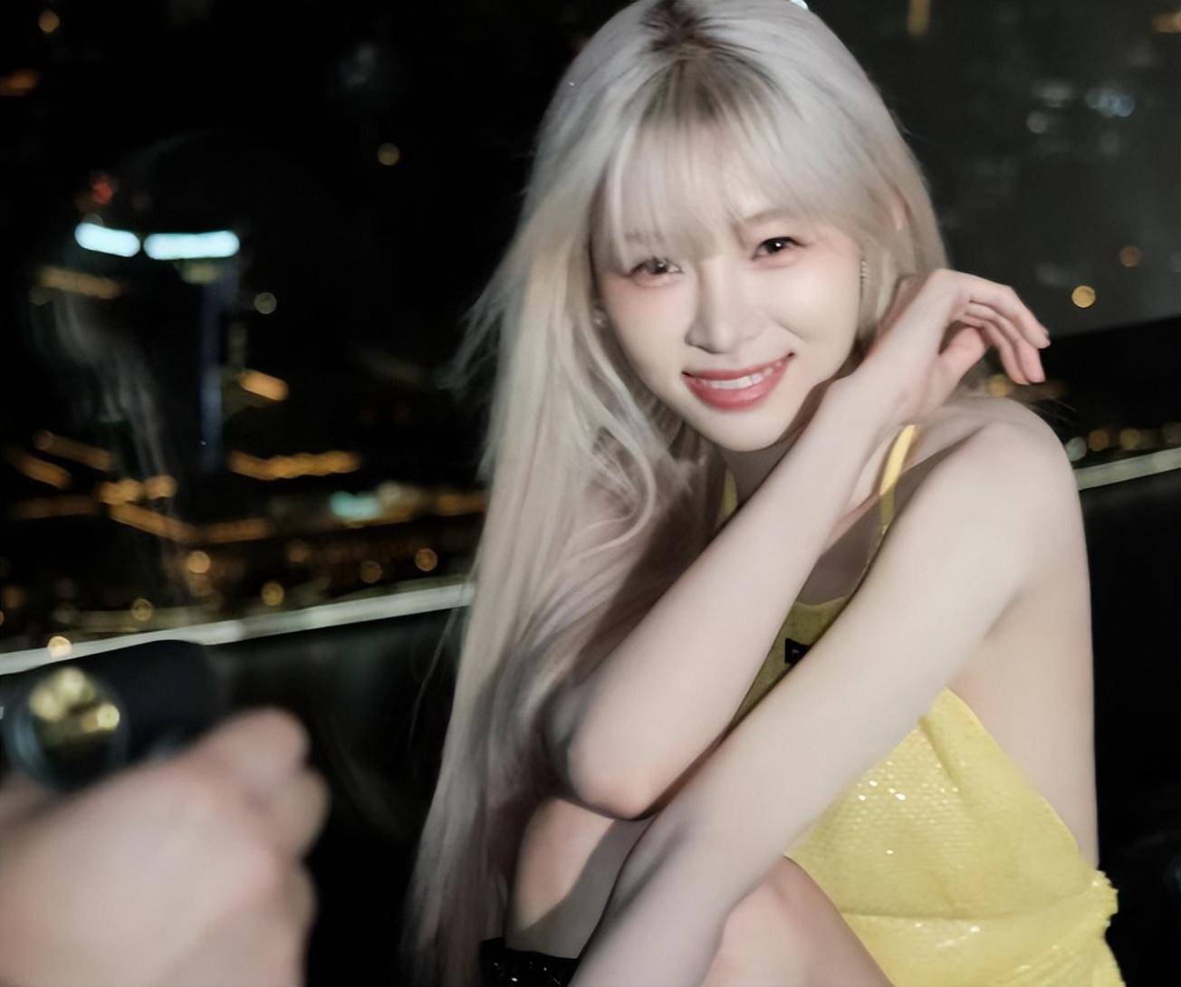 一场时装之夜,一头银发,穿着挂脖裙,包贝尔瞪大了眼睛_皮尤_活动_网友