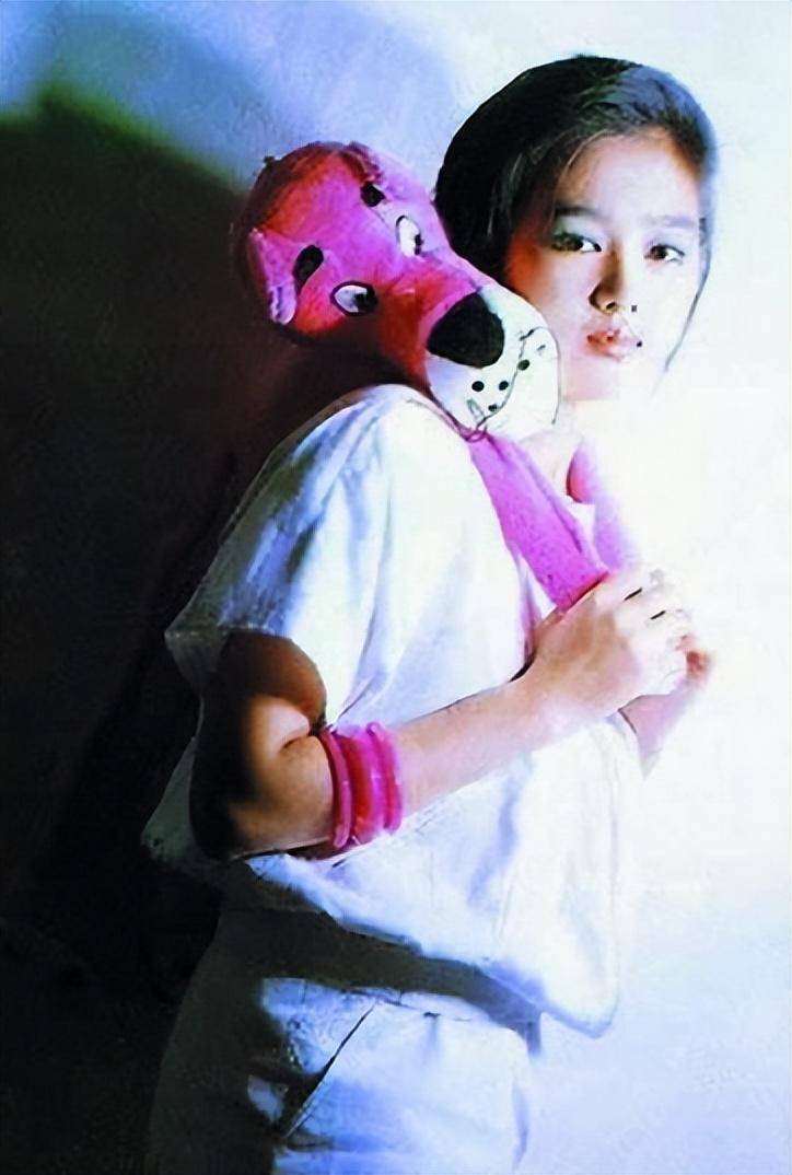 刘德华妻女罕露面,朱丽倩身材发福,女儿长相甜美和妈似复制粘贴_牛仔