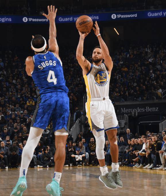 轰36 6 4断:库里末节全中拒逆转 呐喊表情包 摇头抖肩很吸睛_比赛