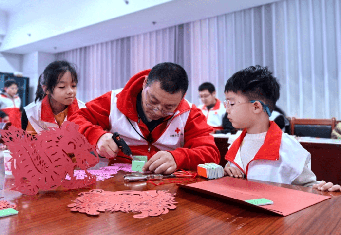 风铃行动61爱的延续——红十字青少年公益活动_木版_剪纸_氛围