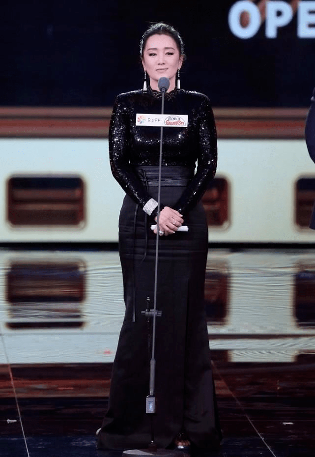 这条黑色鱼尾裙她经常看到.看到巩俐这样打扮真是太棒了!