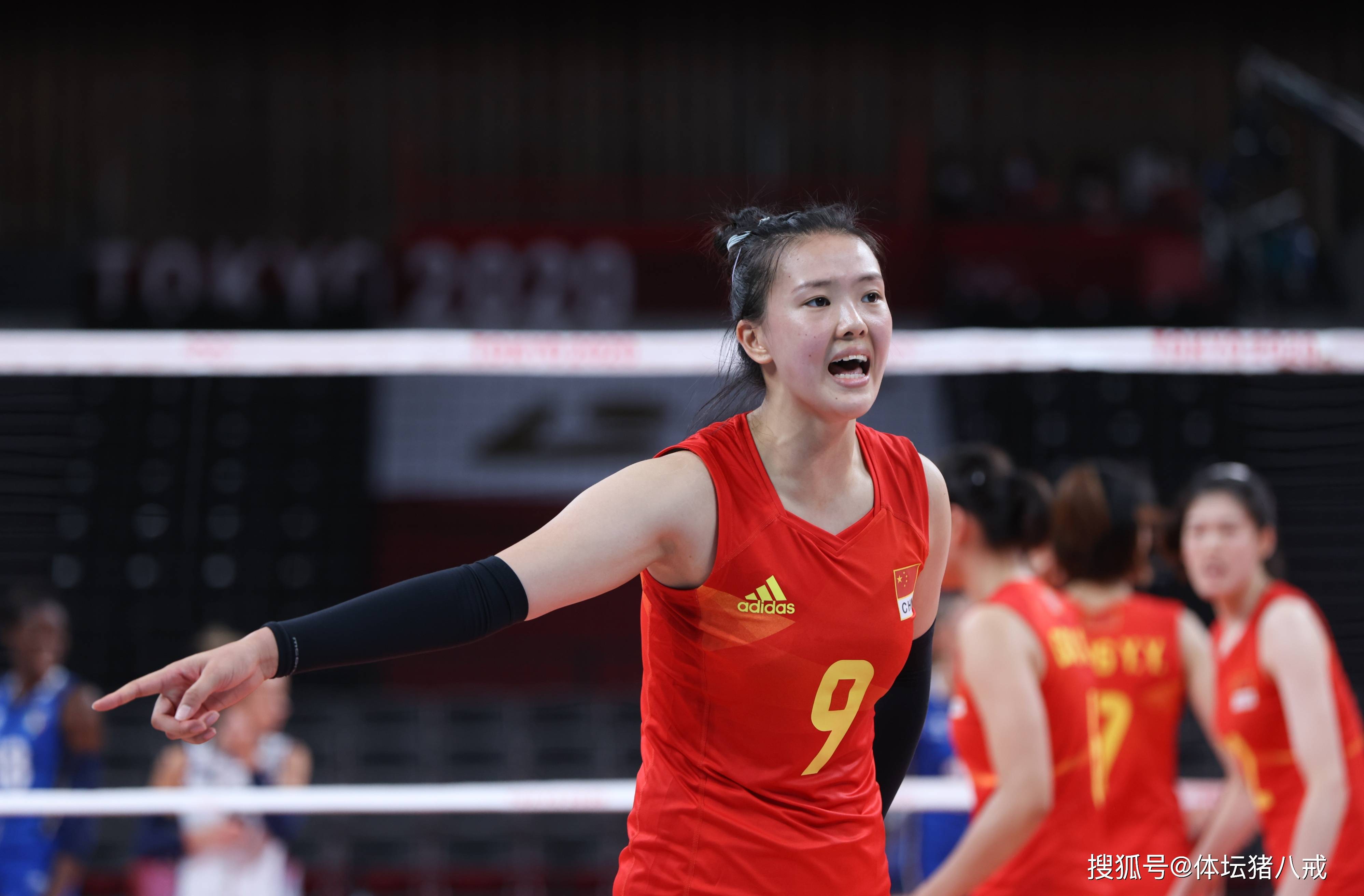 临近巴黎奥运,中国女排阵容华丽升级,张常宁正式复出,恭喜蔡斌_朱婷