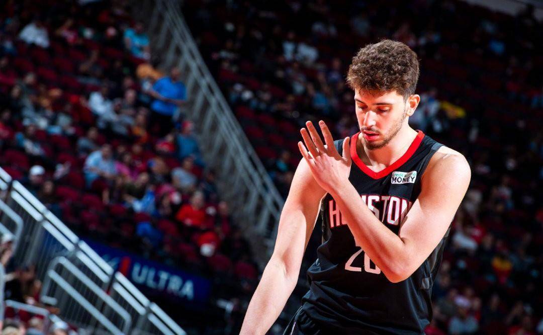 抢断排行榜_近十年总抢断数前三:保罗领先威少2次居首哈登第三(2)