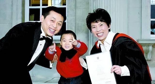 从冠军到亿万富婆的邓亚萍:身居高位的丈夫,出人意料的儿子!