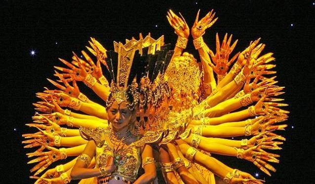 千手观音幕后故事,被国外苦邀4年才答应出演,却险些被舞台拒绝_表演