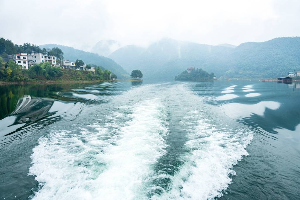 游船画舫大江口湄江旅行画卷游