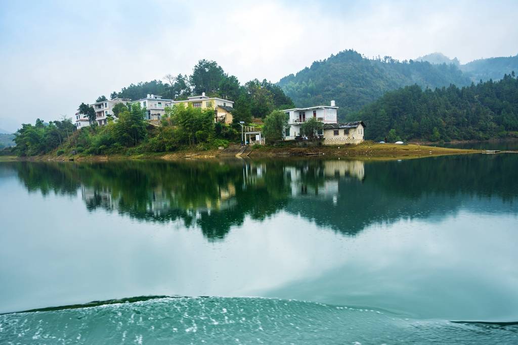 游船画舫大江口湄江旅行画卷游