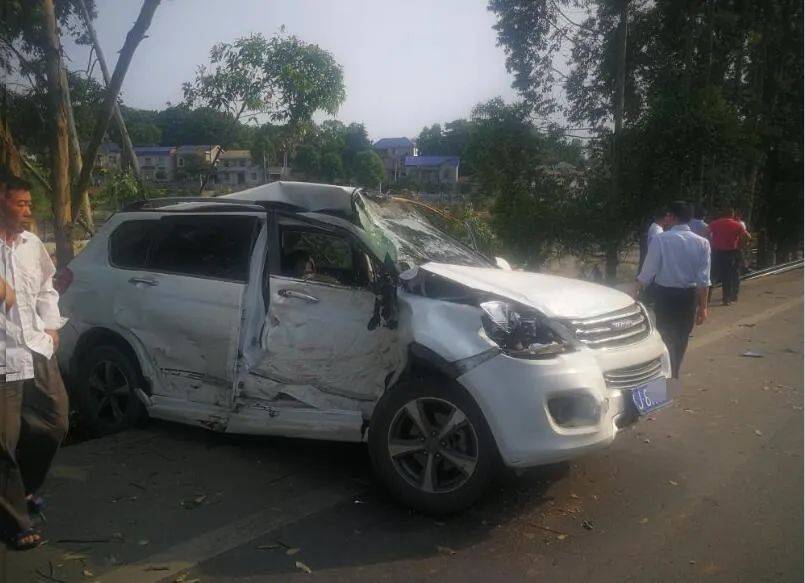 320國道老關段發生車禍!貨車側翻,小車嚴重變形