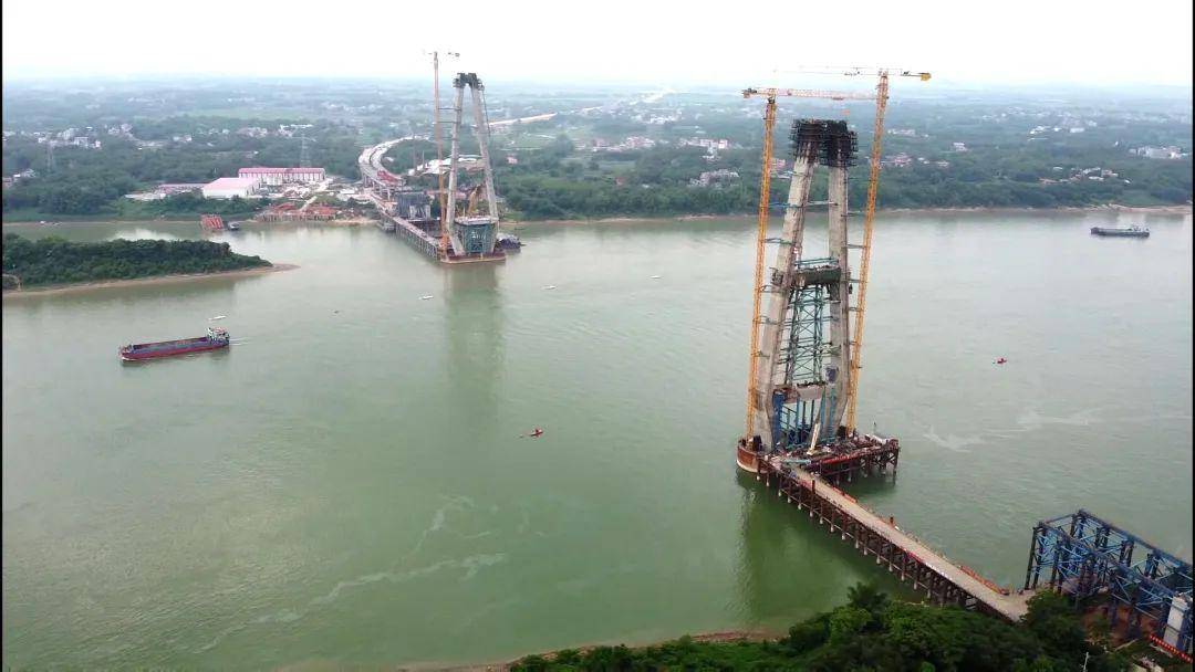 这条高速经桂平9个乡镇,设4个收费站,2个服务区.