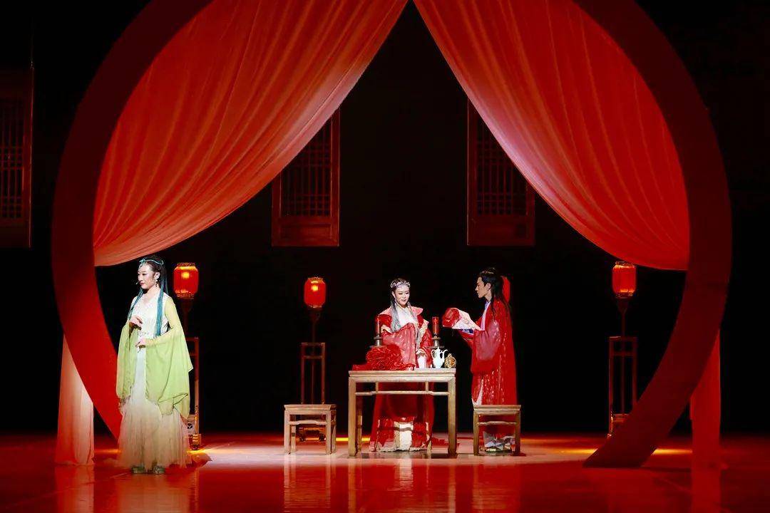中央音乐学院教授李小兵作曲,中国歌剧舞剧院毛伟伟任总导演;作曲
