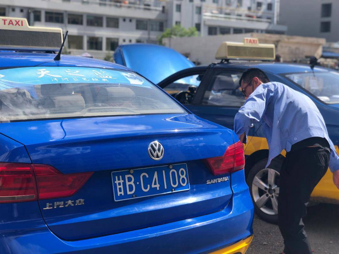 打造城市文明流动的风景嘉峪关对出租车进行大检查