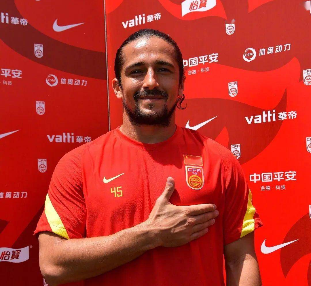 新归化球员洛国富我要为中国队全力拼搏