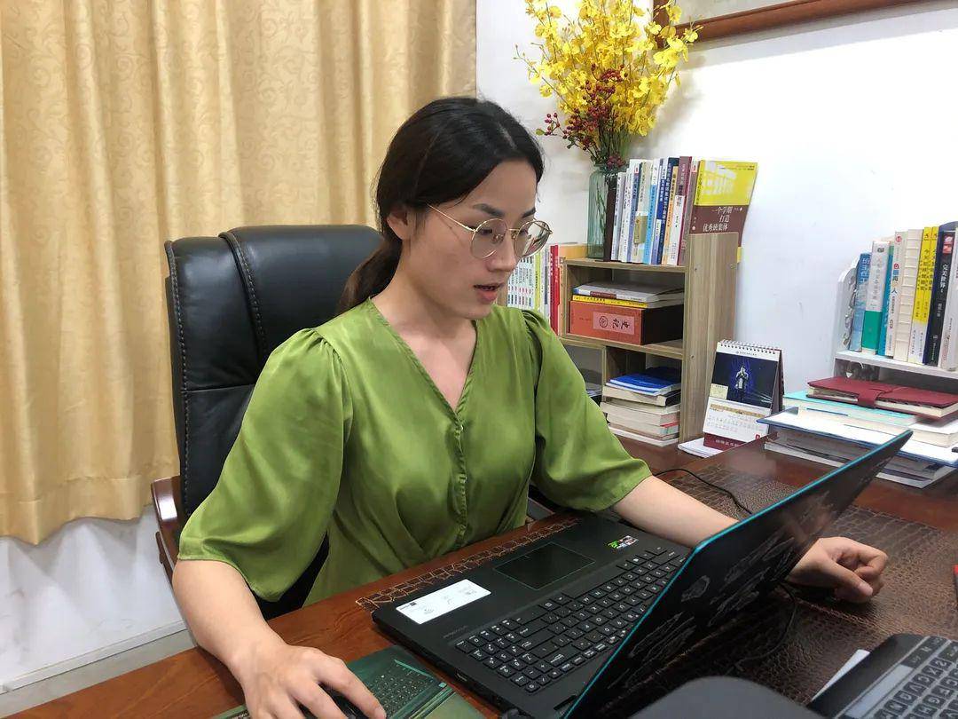 (图为杨炎芳老师为教师们传授心理访谈技巧)