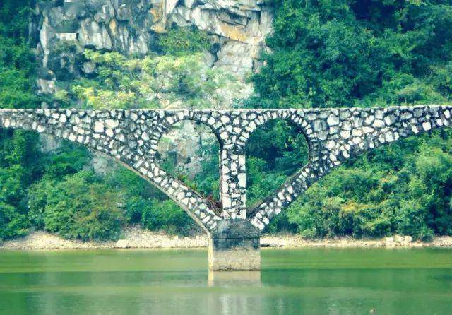 去更望湖已过时现在打卡爱心桥东红湿地大片紫色花海拥有超大片大草坪