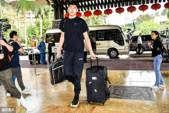 青岛男篮阵中有俩"小姚明",但何时能真正接过前辈衣钵?_刘传兴
