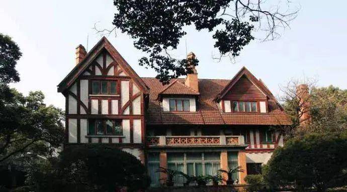 那里的花园别墅见证了对黄包车夫说:"去福开森路",在情感和家国之间