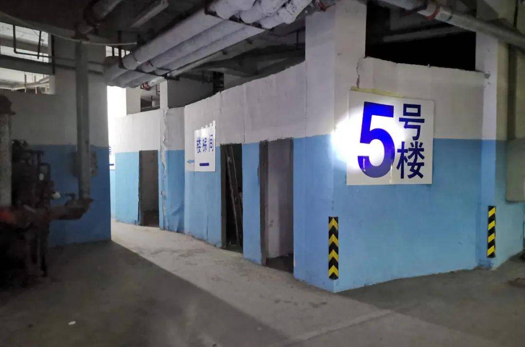 小区开发商在居民楼地下设备层及部分地下车库私搭乱建简易小棚的违建