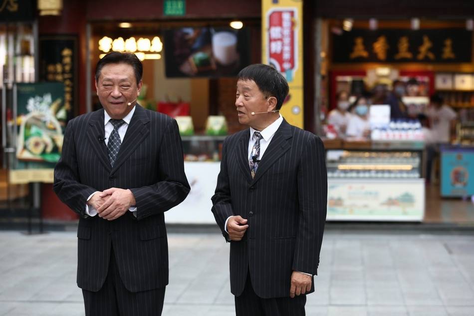 九曲桥前的广场上,毛猛达,沈荣海的滑稽戏《石库门的笑声》吸引众多