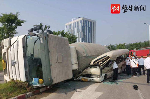 水泥搅拌车压扁中巴车,车上有14名医院职工_事故