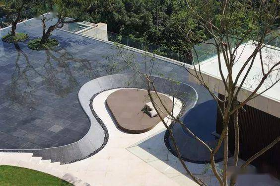 这种下沉的空间的围合感更强, 坐在里面无形中给人内心增加了几分安全