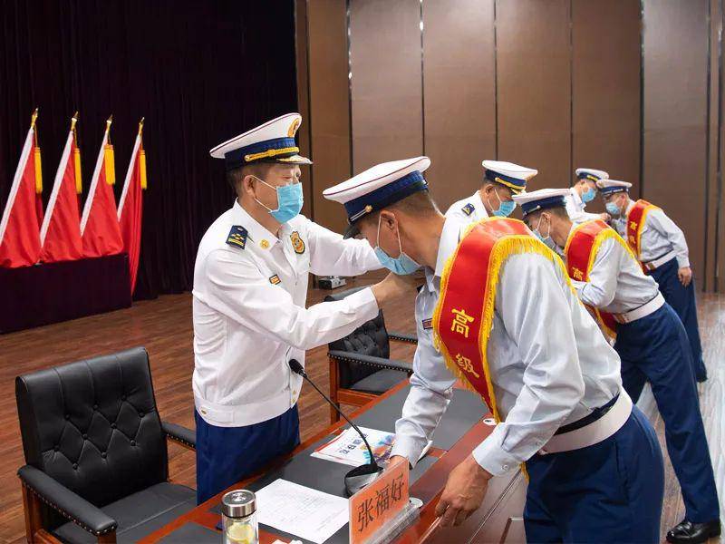 乔旭副政委宣读《授予白岩等215名同志消防救援衔命令,郭兴强副总队