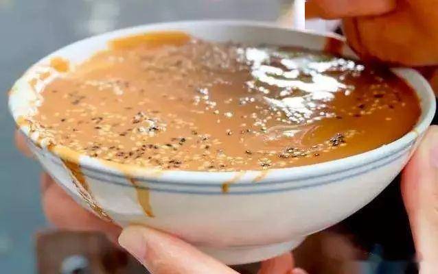 老北京人喝面茶也有讲究, 正宗的吃法式不用勺儿得贴着碗边儿转着圈儿