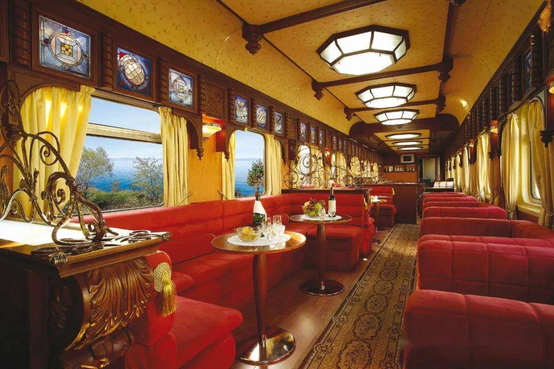 火车上配备单人套间和双人套间 所有套间全部配有浴缸和淋浴房 豪华