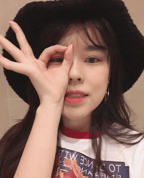 队友向沫子提出了令人疑惑的要求,沫子很是无奈,但还是照做了