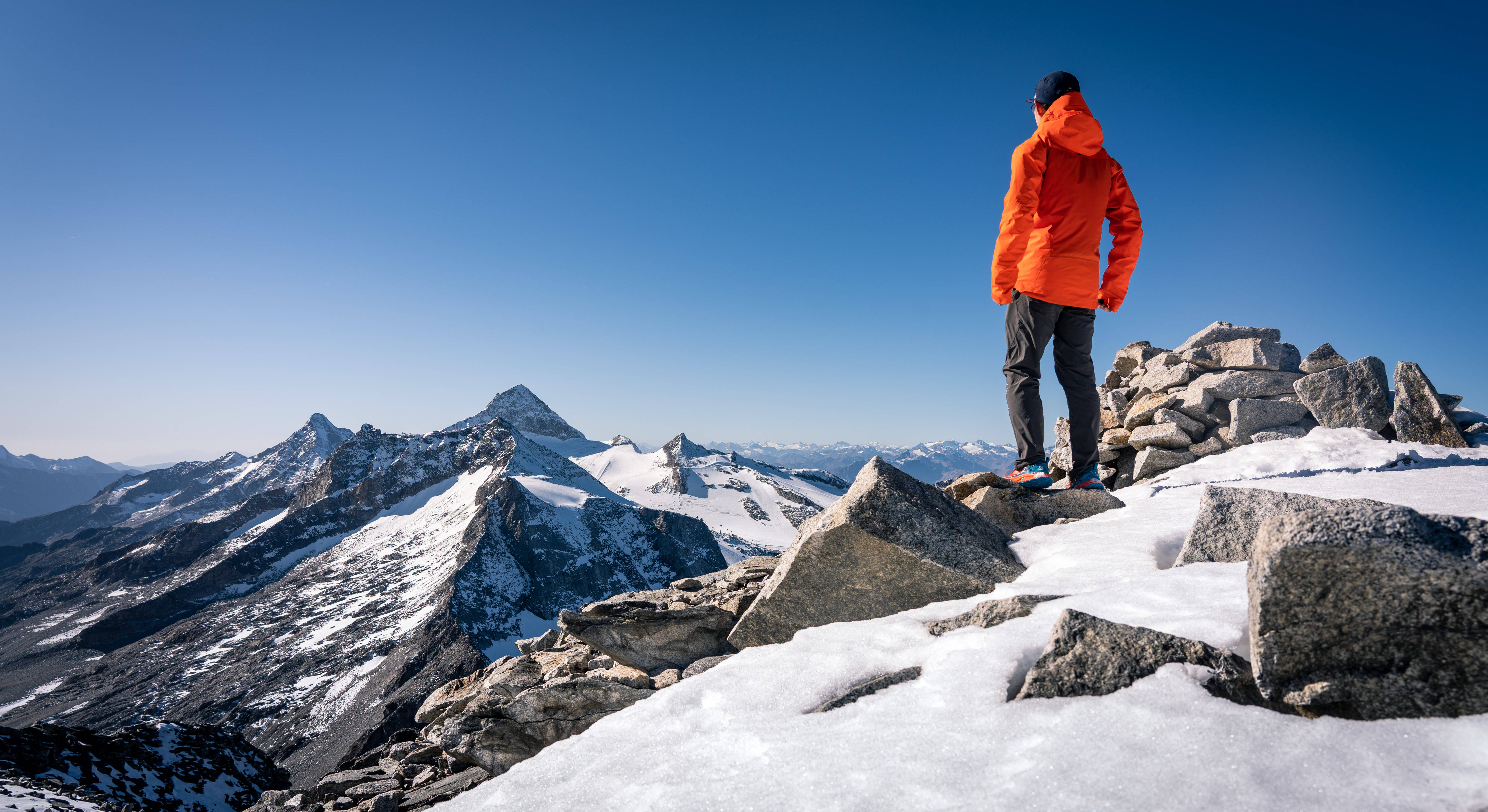 男人登山照高清图片