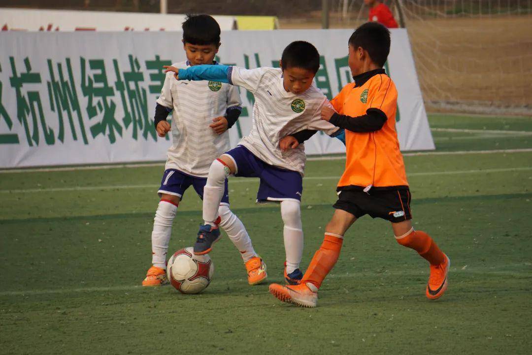 追逐足球梦想的少年——绿城足校小一班