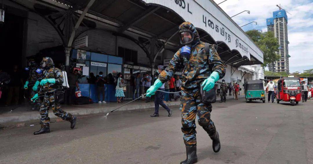 战争胜利11周年打败猛虎组织的军人和警察在抗击新冠的战役中正冲在了