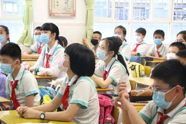 天河隔空拥抱拼桌睡觉华融小学这样迎接神兽回笼