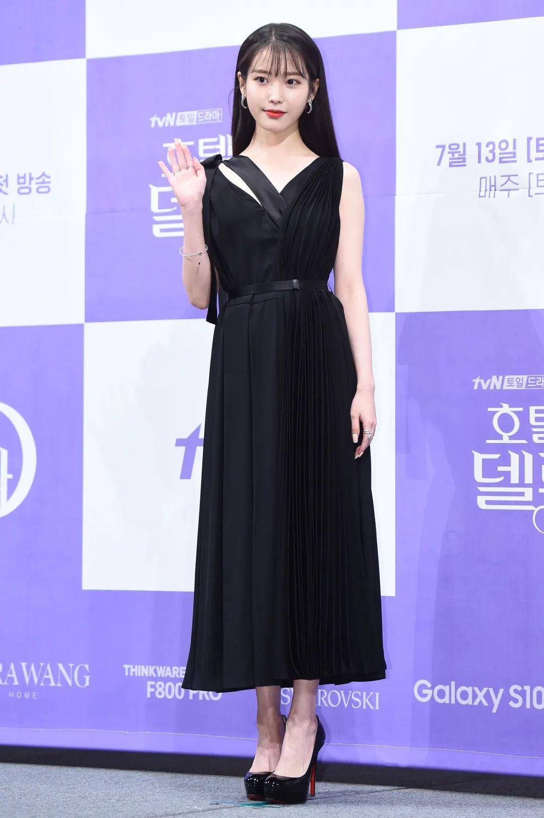 iu在活动上穿的黑色小礼裙肩上也有个蝴蝶结的装饰,这种小黑裙既是