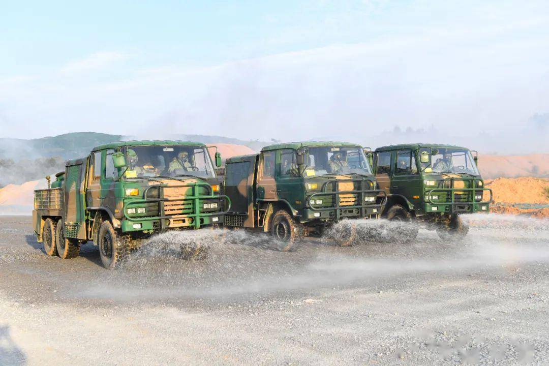 火箭军某部跨昼夜全要素合成演练_部队