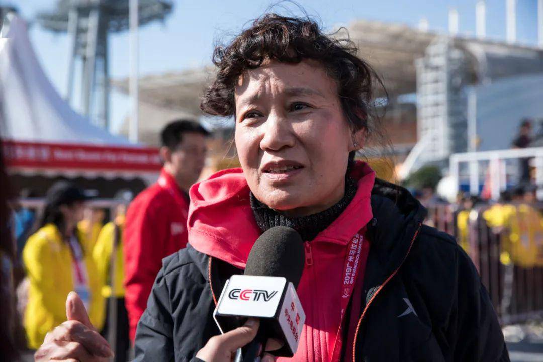 教练: 肖丽教练一步步陪着彭建华走过来,从开始时的默默无闻到现冉耨