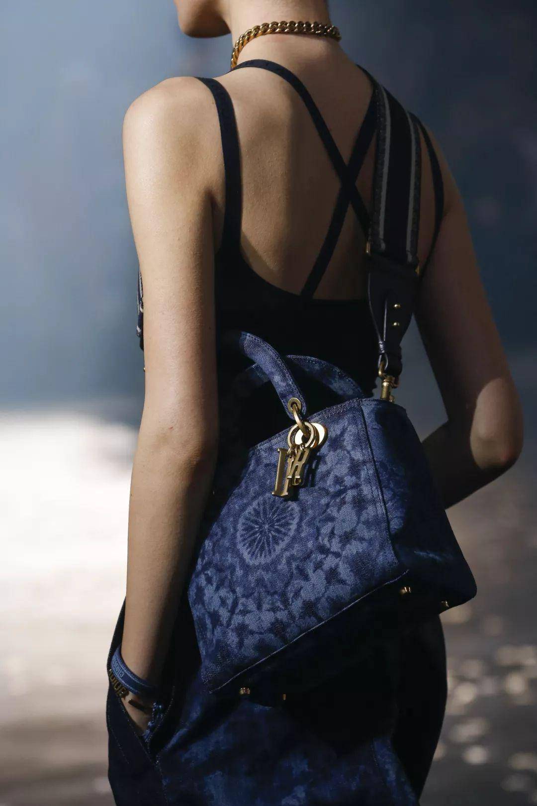 盘点时尚圈中的最美扎染传统工艺变身时尚潮范儿