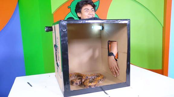 戏精小哥挑战摸箱子朋友却趁机恶搞小编心疼小哥