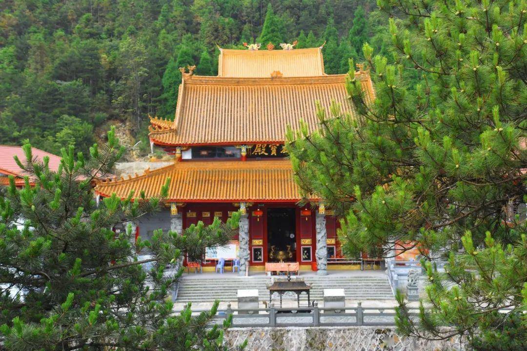 漫长了六百多个春秋鼎盛的香火位于新罗区雁石镇境内的莲台山海拔