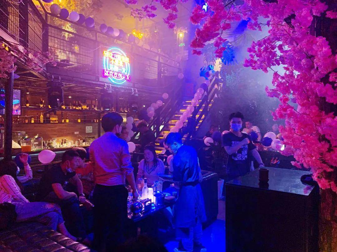 咸宁这一家酒吧火出圈了!仅49.9元抢229元啤酒小吃综合套餐!