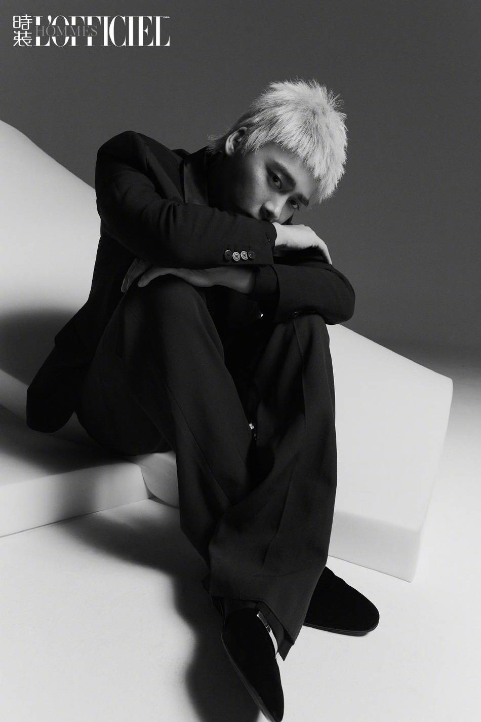 李易峰银发登封面 化身二次元漫画少年