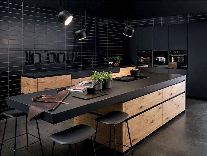 黑色厨房各显魅力._橱柜